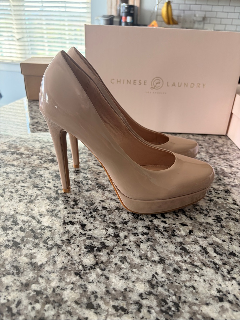 New Women’s 9 Chinese Laundry Nude Patent Platform Pumps - Picture 4 of 9